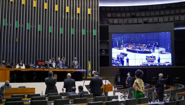 Dino intima partidos a explicar controle de emendas parlamentares