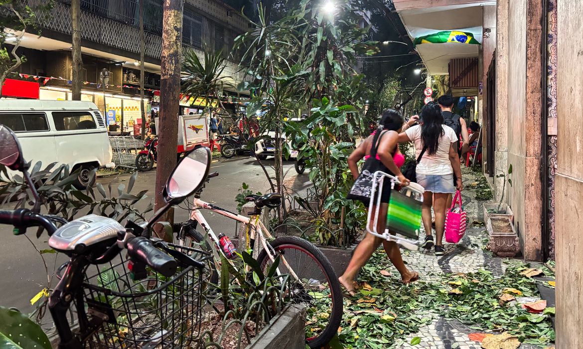 OAB Barro Preto - Rio de Janeiro tem duas mortes e um desaparecido depois de ventania