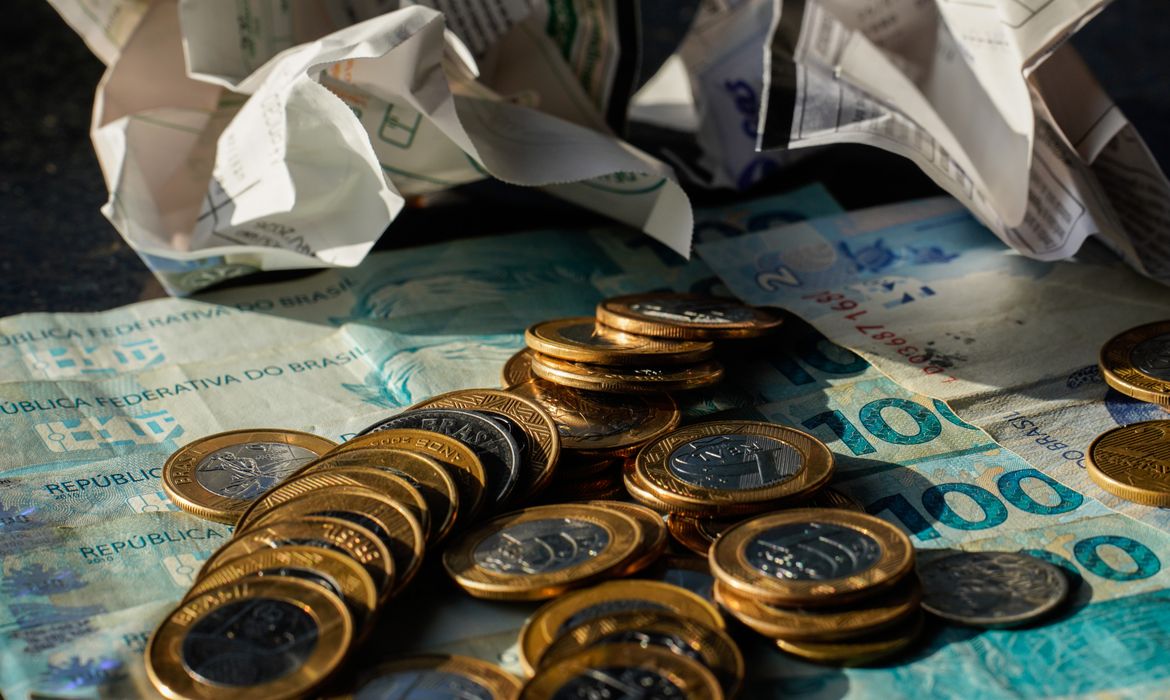 OAB Barro Preto - Economia cresce 0,7% em maio, puxada por consumo das famílias, diz FGV