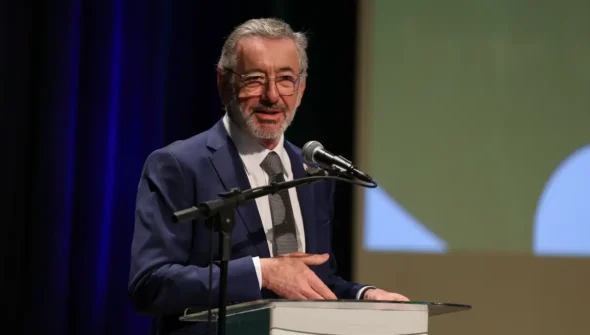 “Brasil não vai abandonar a mesa”, diz ministro sobre taxação dos EUA