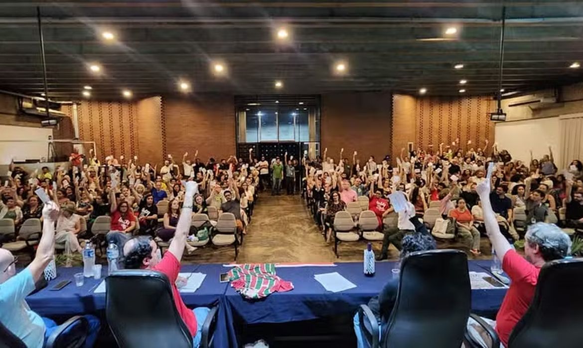 OAB Barro Preto - Professores da Uerj suspendem greve, após três meses de paralisação