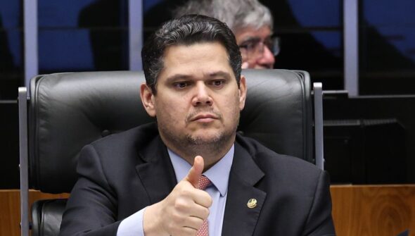 Alcolumbre destrava PEC do fim da 6×1 após conversas com Lula
