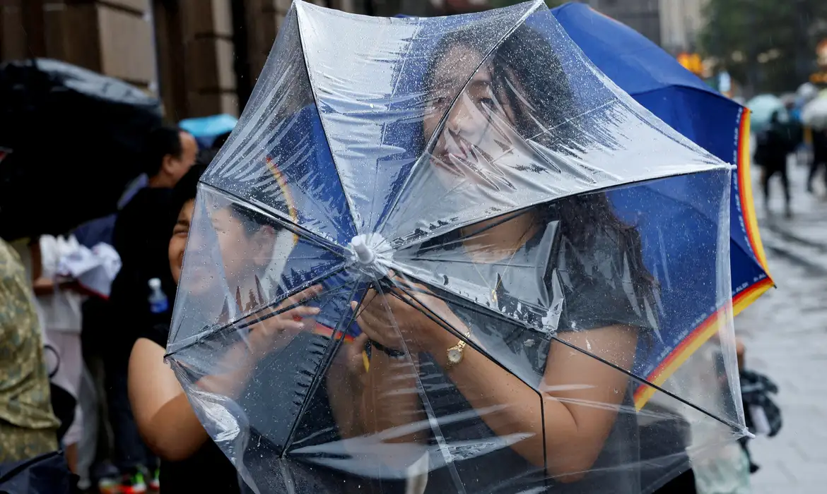 OAB Barro Preto - Chuva forte atinge Pequim durante passagem do tufão Dolphin