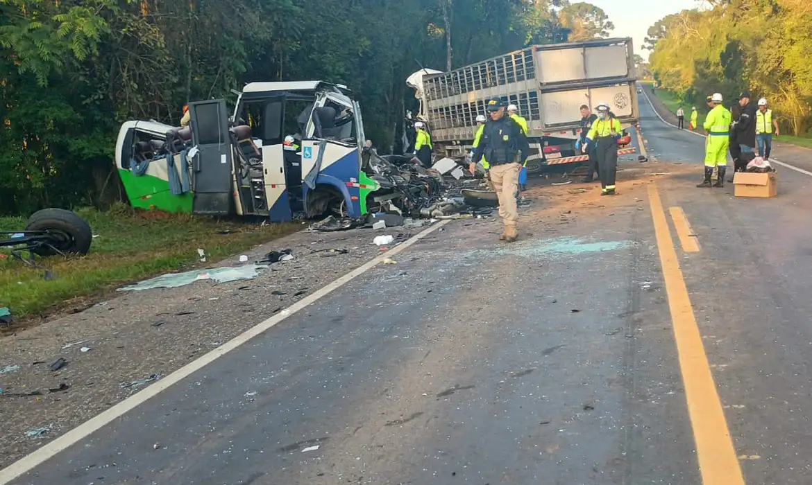 OAB Barro Preto - Corpos das vítimas de acidente no Paraná são retirados da pista