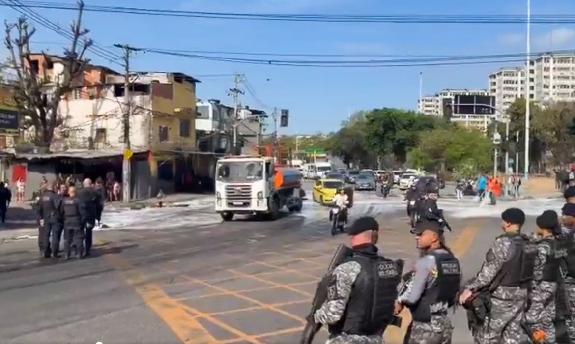 OAB Barro Preto - Manifestações contra ação da polícia bloqueiam vias do Rio