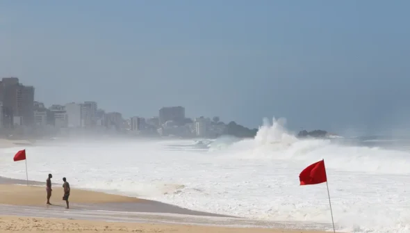 Rio terá dia de temperatura em declínio com chuva e mar de ressaca