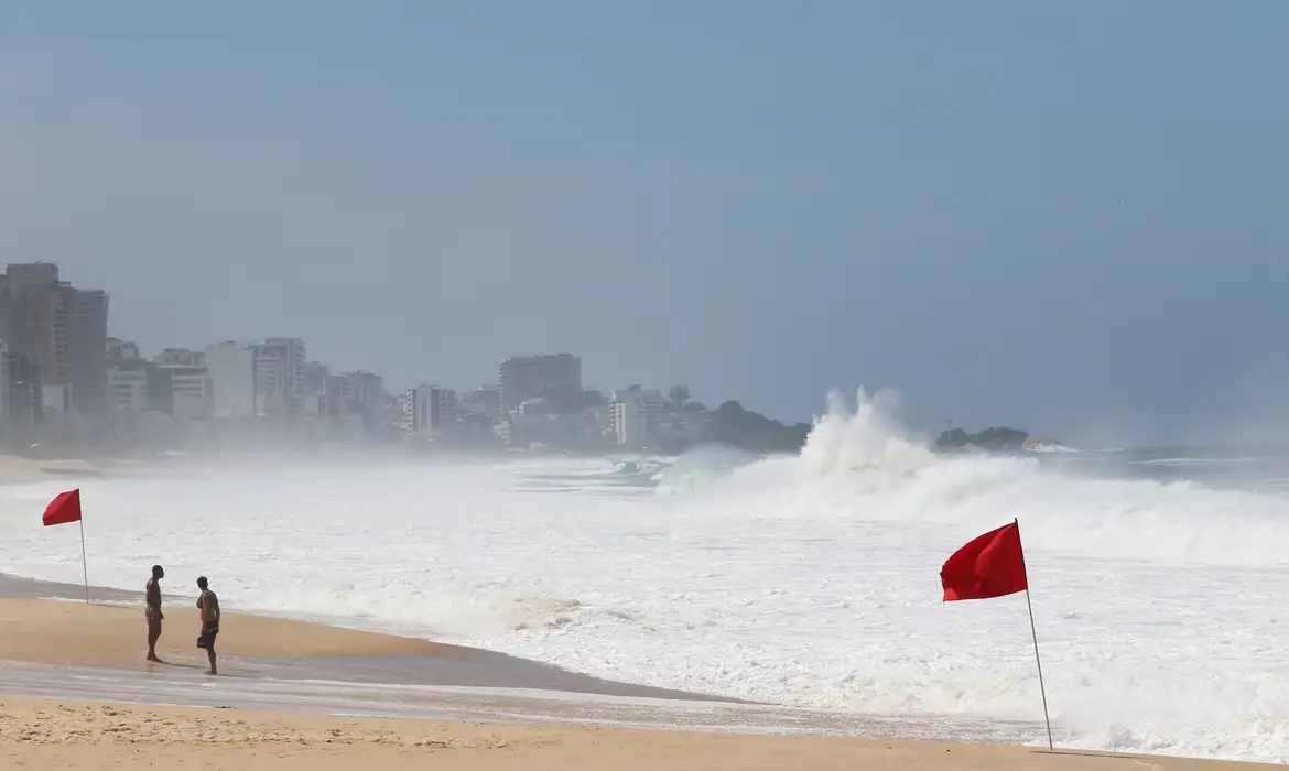 OAB Barro Preto - Rio terá dia de temperatura em declínio com chuva e mar de ressaca