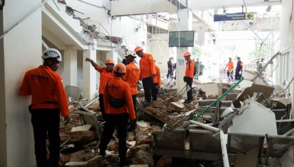 Indonésia: número de mortos no terremoto chega a 100