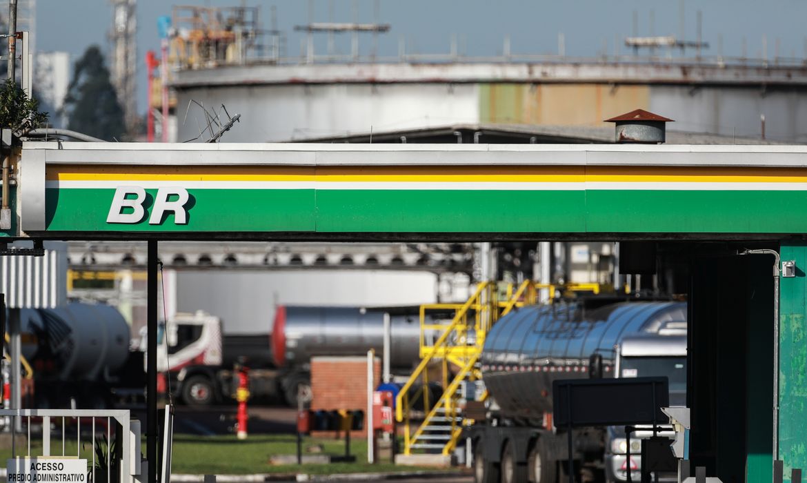 OAB Barro Preto - Petrobras aumenta diesel, mas subsídio mantém valor final; entenda