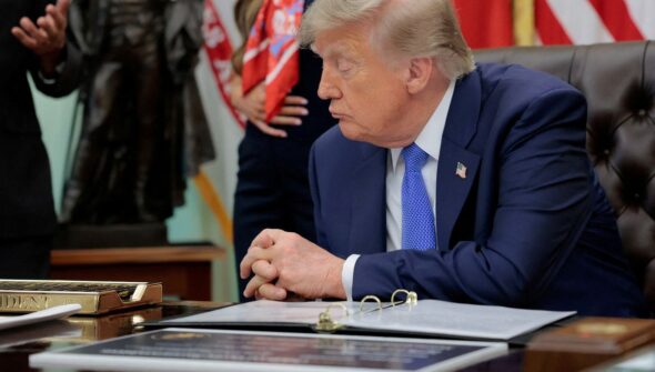 Trump promete US$ 5 mil a cada americano se vencer eleições