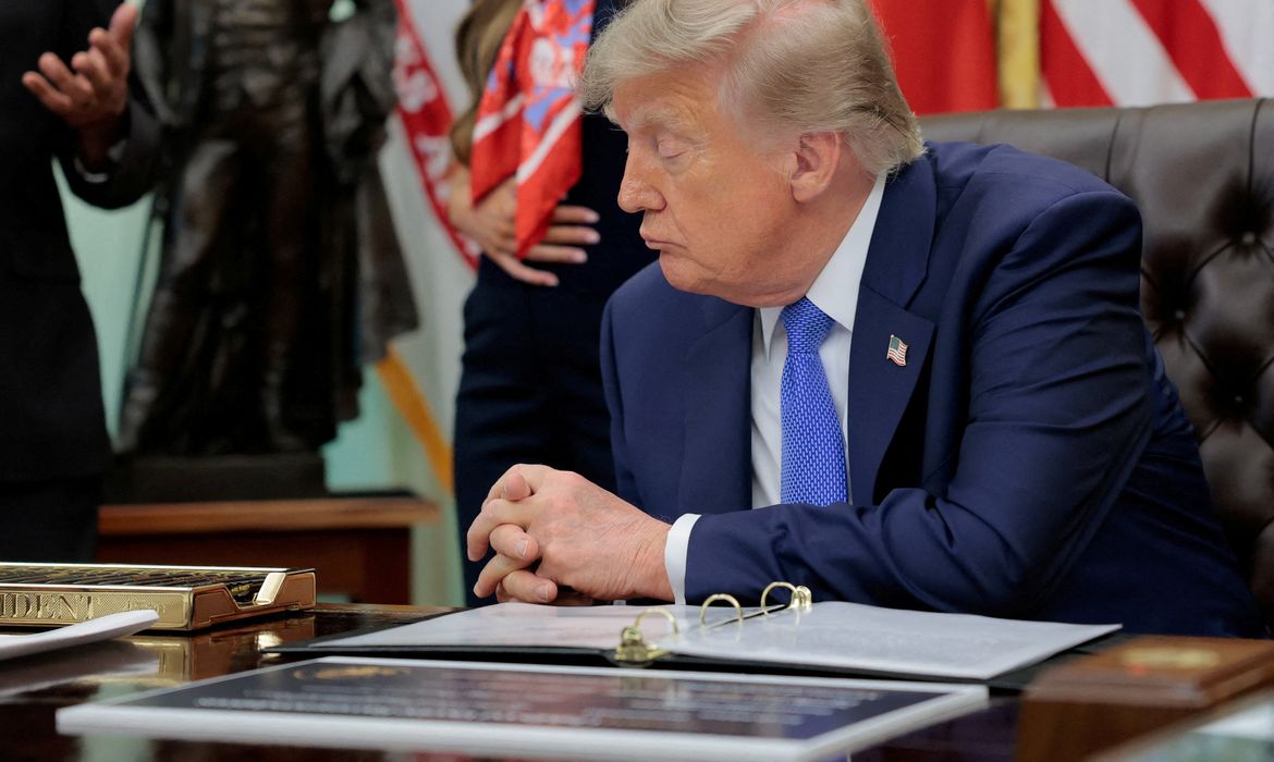 OAB Barro Preto - Trump promete US$ 5 mil a cada americano se vencer eleições