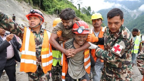 Equipes de resgate do Nepal buscam 900 trabalhadores de hidrelétricas