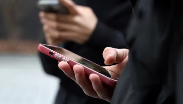 Jovem cria plataforma para ajudar nova geração de eleitores nas urnas