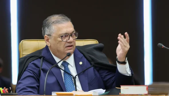 Dino manda PF investigar relação de Vorcaro com cemitérios em SP
