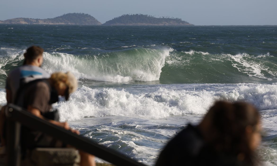 OAB Barro Preto - Rio terá dia de chuva, com temperatura em declínio e mar de ressaca