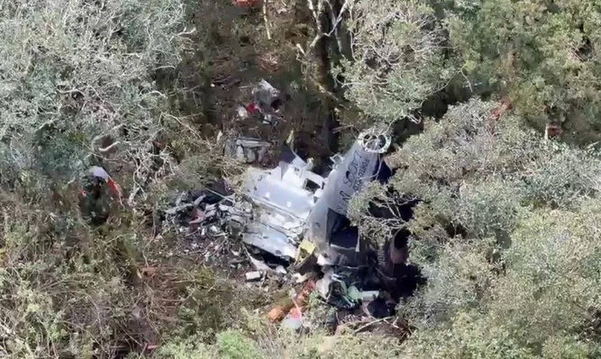 OAB Barro Preto - Bombeiros encontram helicóptero com corpo do cantor Rick