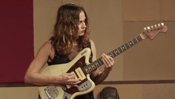 Gabi Terra é destaque do reality Duelo de Guitarras na TV Brasil