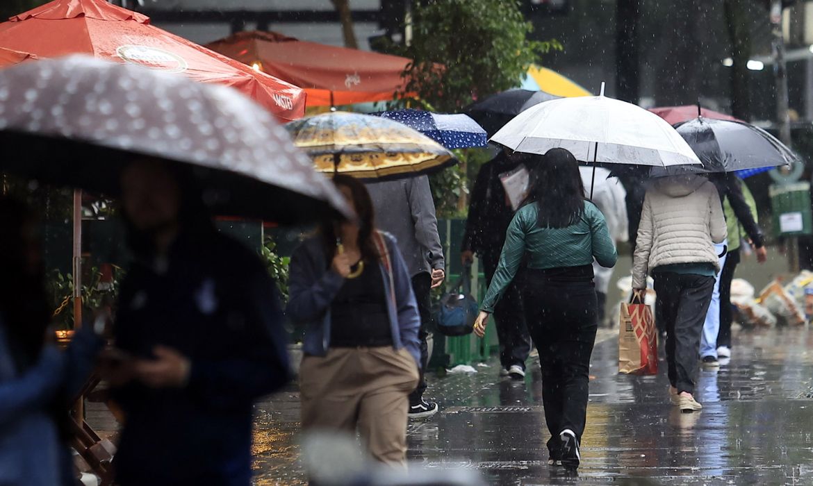 OAB Barro Preto - Fim de tarde e noite serão de céu encoberto e garoa em São Paulo