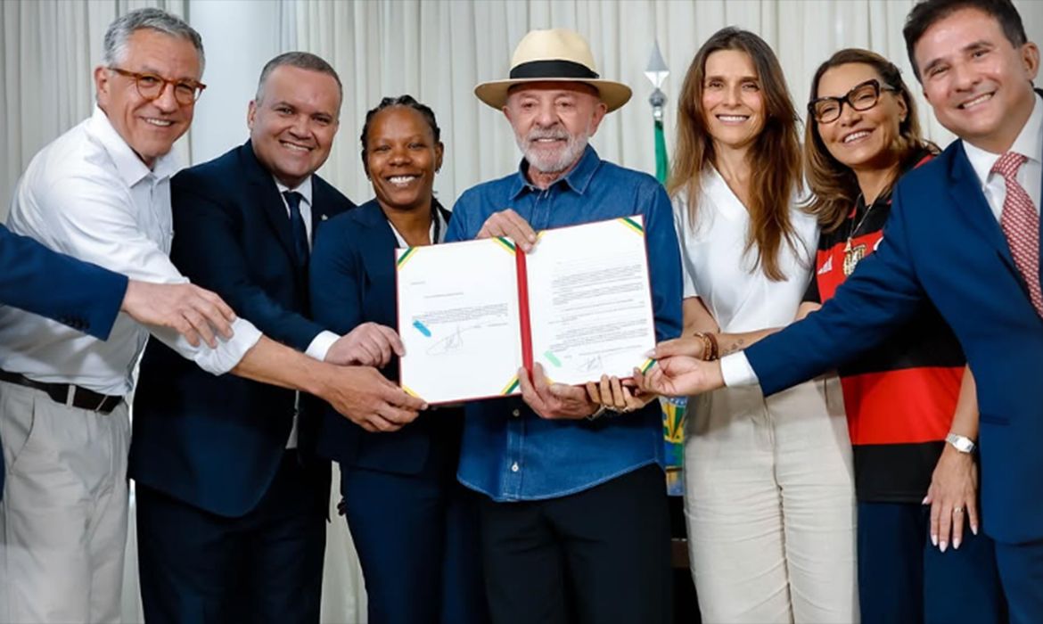 OAB Barro Preto - Lula sanciona  lei de incentivo ao desenvolvimento do futebol feminino