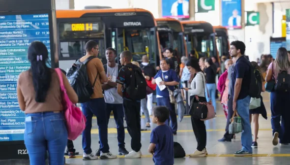 Setor de serviços fica estável em julho e sobe 2,4% em 12 meses