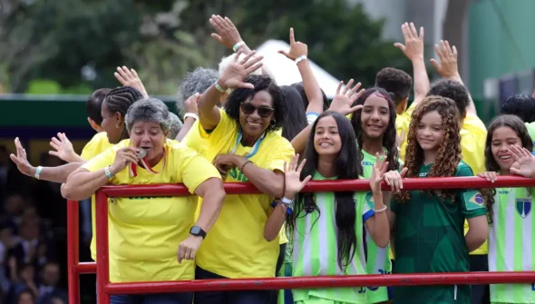Desfile de 7 de Setembro homenageia pioneiras do futebol feminino