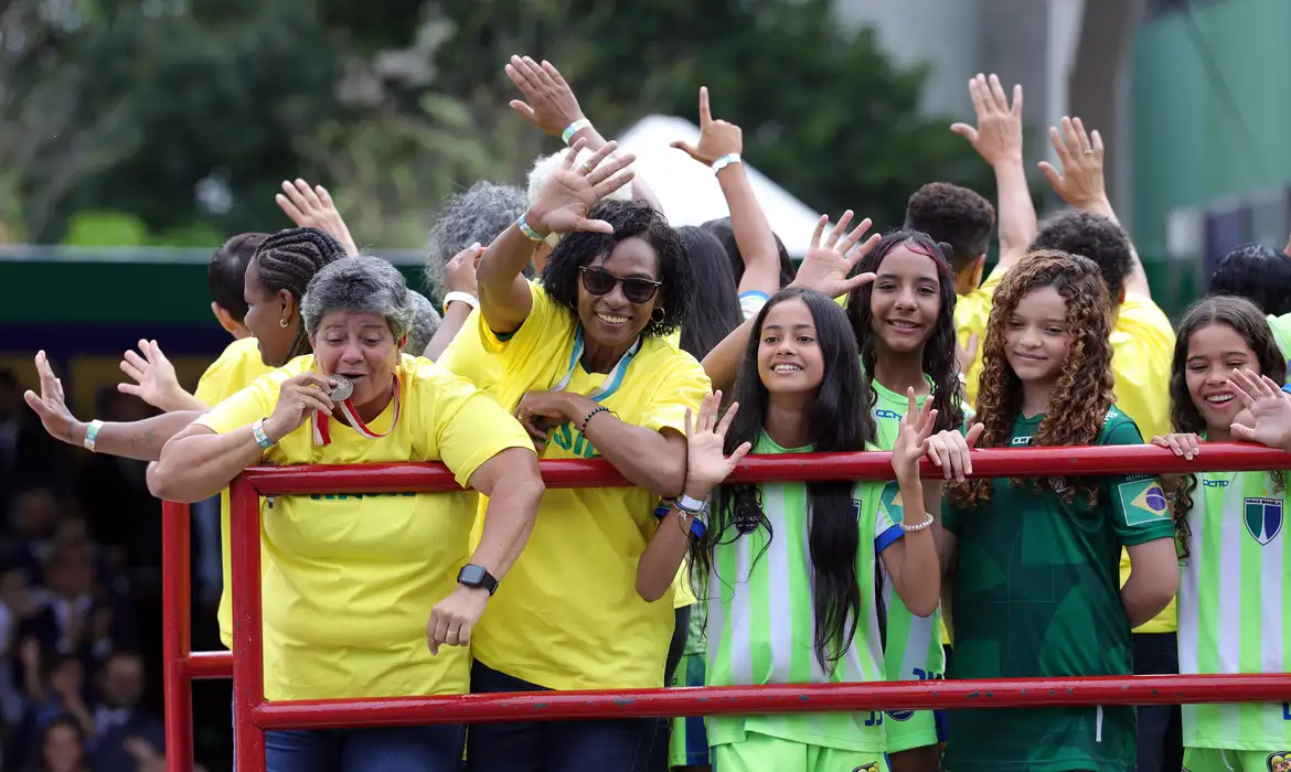 OAB Barro Preto - Desfile de 7 de Setembro homenageia pioneiras do futebol feminino