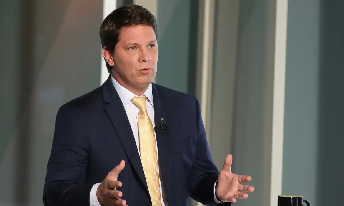 OAB Barro Preto - Dino cita risco de evasão e proíbe deputado Mario Frias de deixar país
