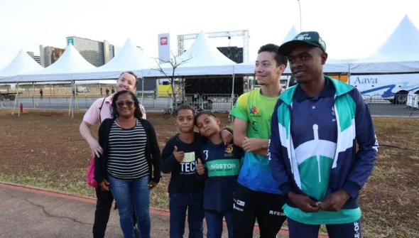 Público madruga para assistir ao desfile na Esplanada dos Ministérios