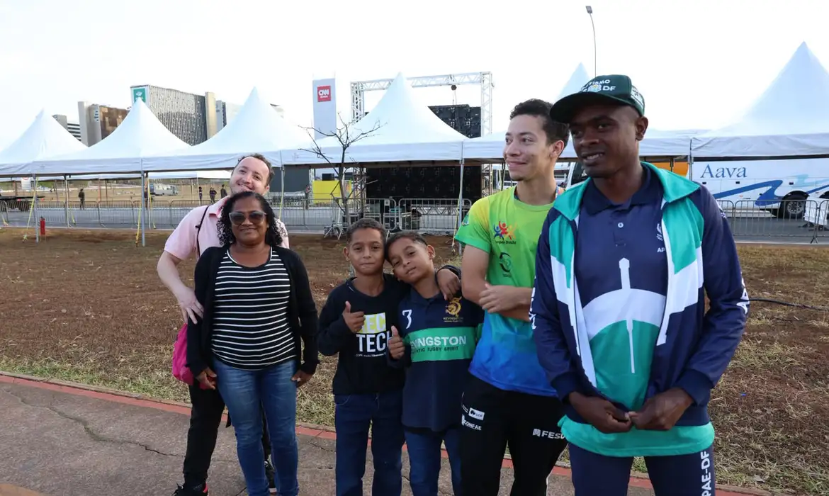 OAB Barro Preto - Público madruga para assistir ao desfile na Esplanada dos Ministérios