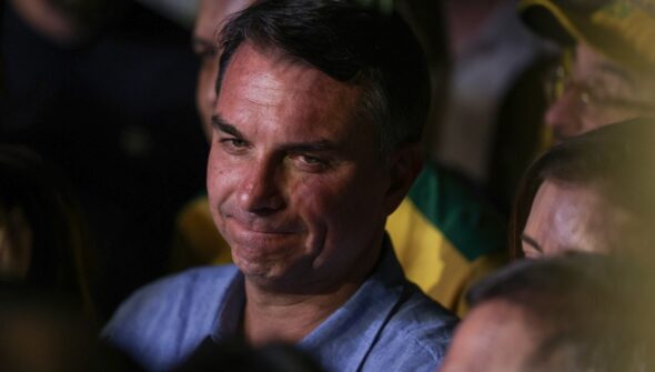 Fuga e carta golpista ampliam isolamento de Flávio Bolsonaro