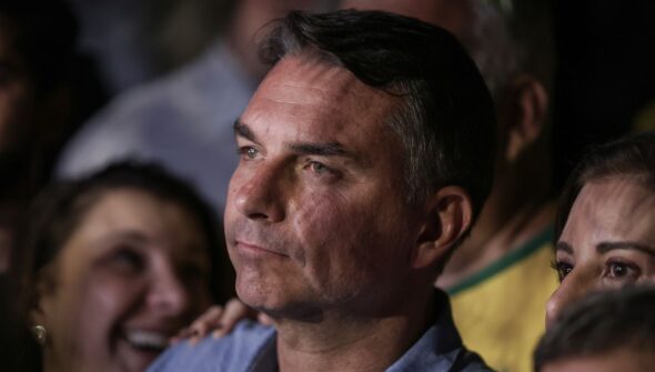 Em sabatina, Flávio não explica propostas e faz acusações sem provas