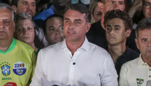 Polícia Federal cancela passaportes de Flávio Bolsonaro