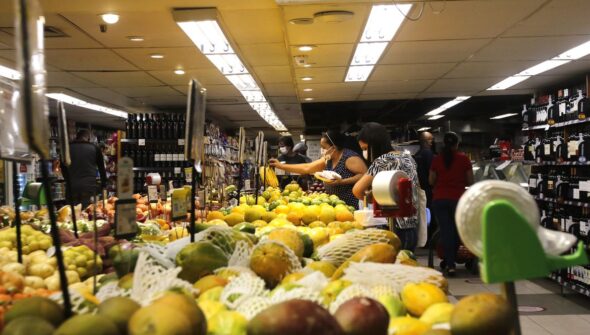 INPC, inflação que corrige salários, acumula 4,29% em 12 meses