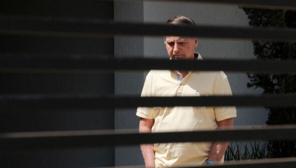 Bolsonaro pede liberação de visitas de Flávio na prisão domiciliar