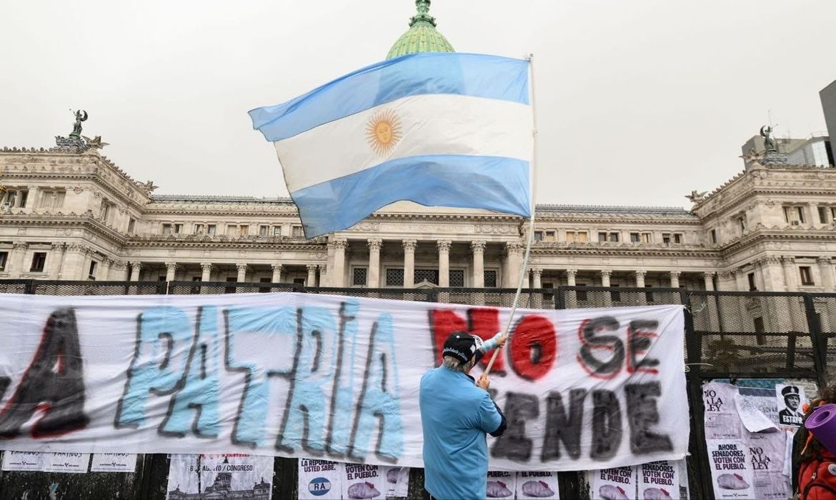 OAB Barro Preto - Milei lança plano para demitir 21 mil servidores na Argentina