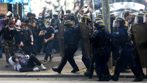 Adolescentes franceses fazem mais um dia de protestos sobre escolas