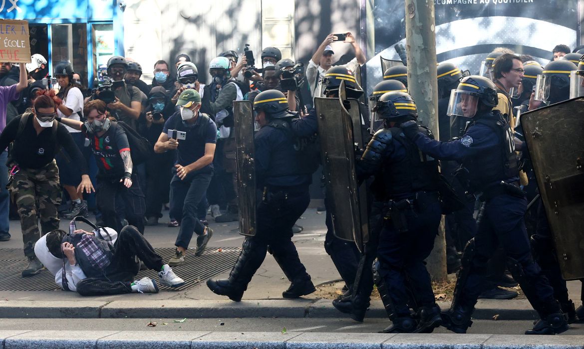 OAB Barro Preto - Adolescentes franceses fazem mais um dia de protestos sobre escolas