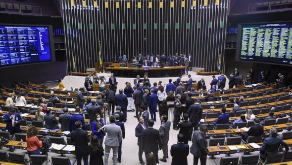 Representação de parlamentares negros segue baixa, diz pesquisadora