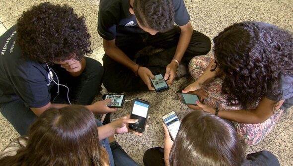 Pesquisa mostra que 82% são contra crianças de até 3 anos com celular
