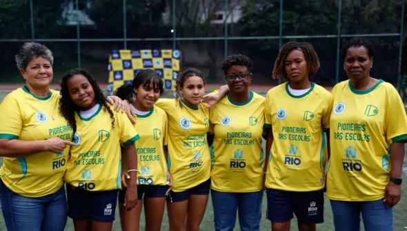 Ex-jogadoras da seleção de futebol incentivam alunas em escolas do Rio