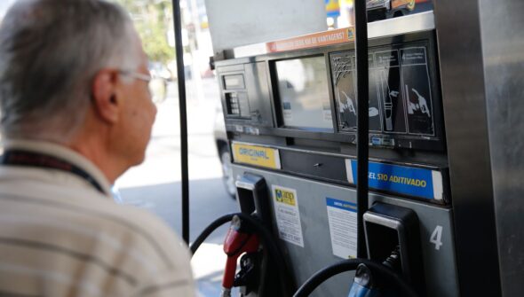 Governo prorroga por um mês subvenção de R$ 2,12 ao diesel