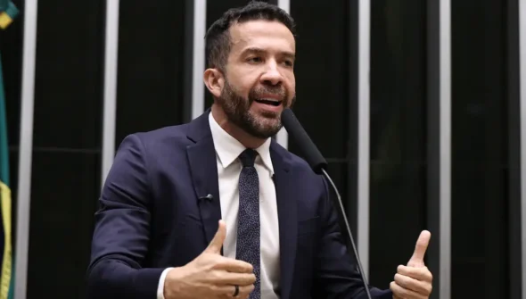 Deputado André Janones é internado com arritmia em São Paulo
