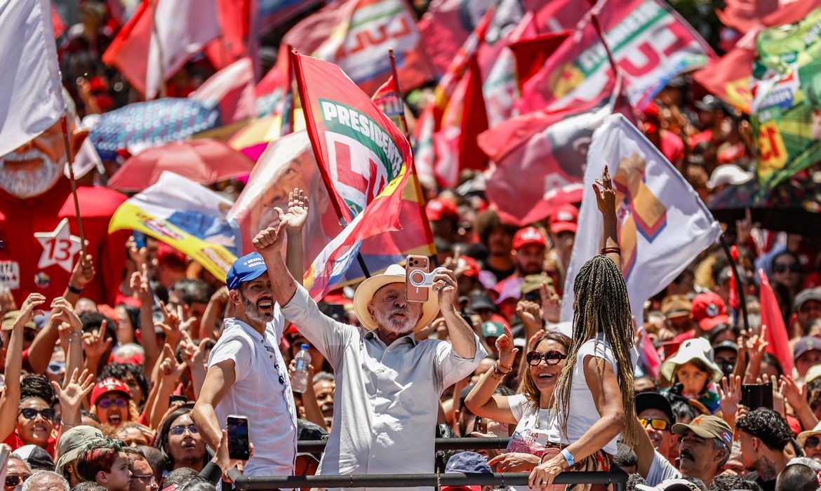 OAB Barro Preto - Brasil não será governado por sócios do Banco Master, diz Lula em ato