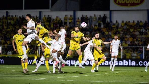 Com um a mais, Mirassol vence e complica Internacional no Brasileirão