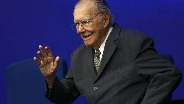 José Sarney recebe alta hospitalar após nove dias de internação