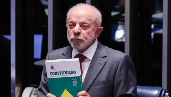 Lula faz campanha em MG e celebra fim da jornada 6×1
